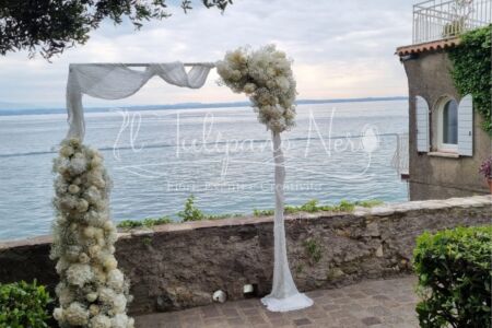 Arco Bianco Su Lago Di Garda