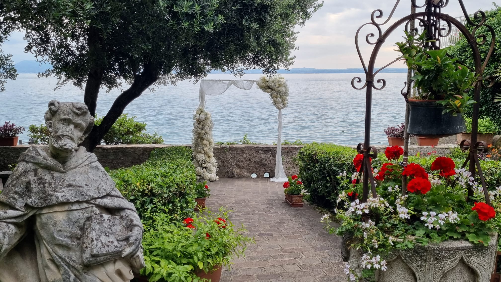 Allestimento Floreale in tema White per Cerimonia sul Lago di Garda a Salò.